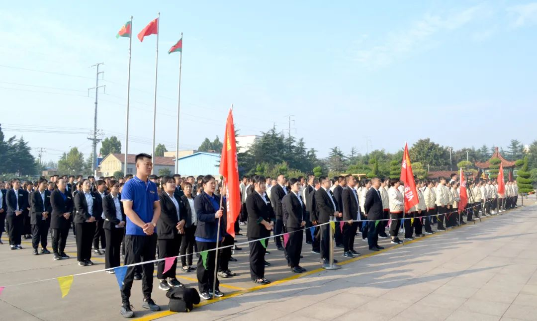 赛前，四支参赛行列两两一组进行了拉歌比.png